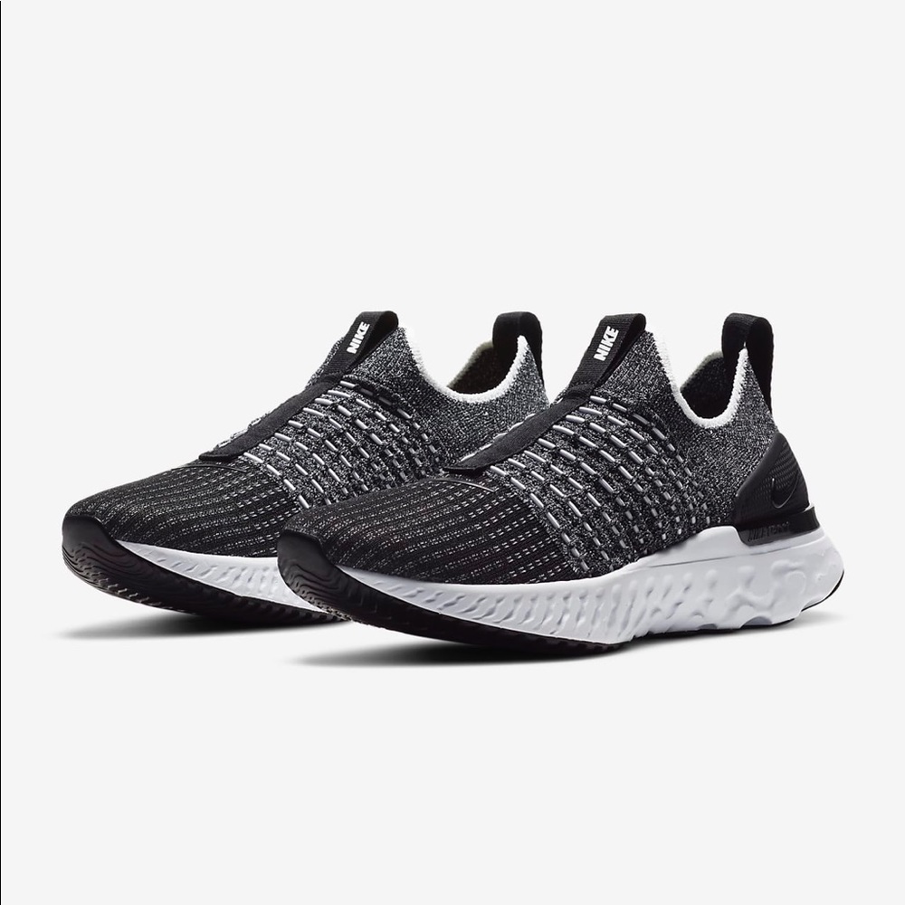 Black and white Nike flyknit sneakers